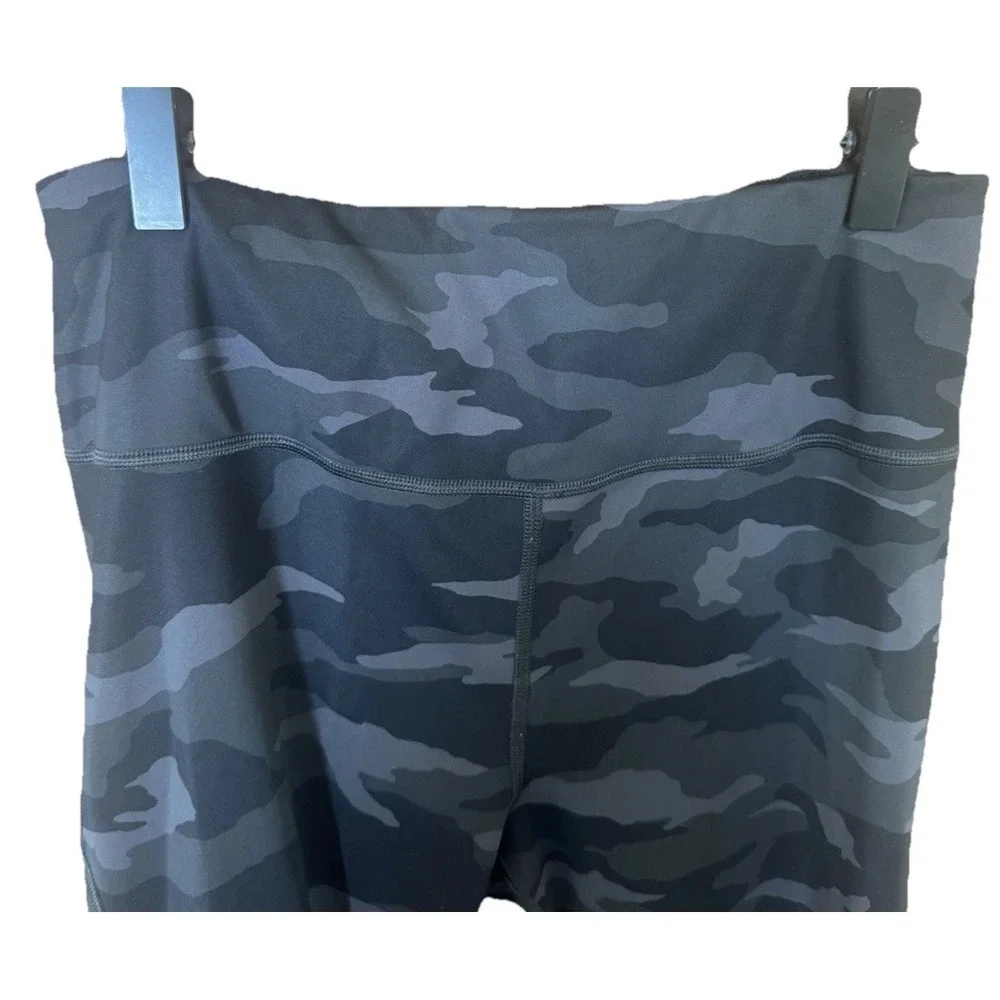 Athleta Ultimate 7/8 Tight Leggings Stash Pockets Medium Black Camo Active